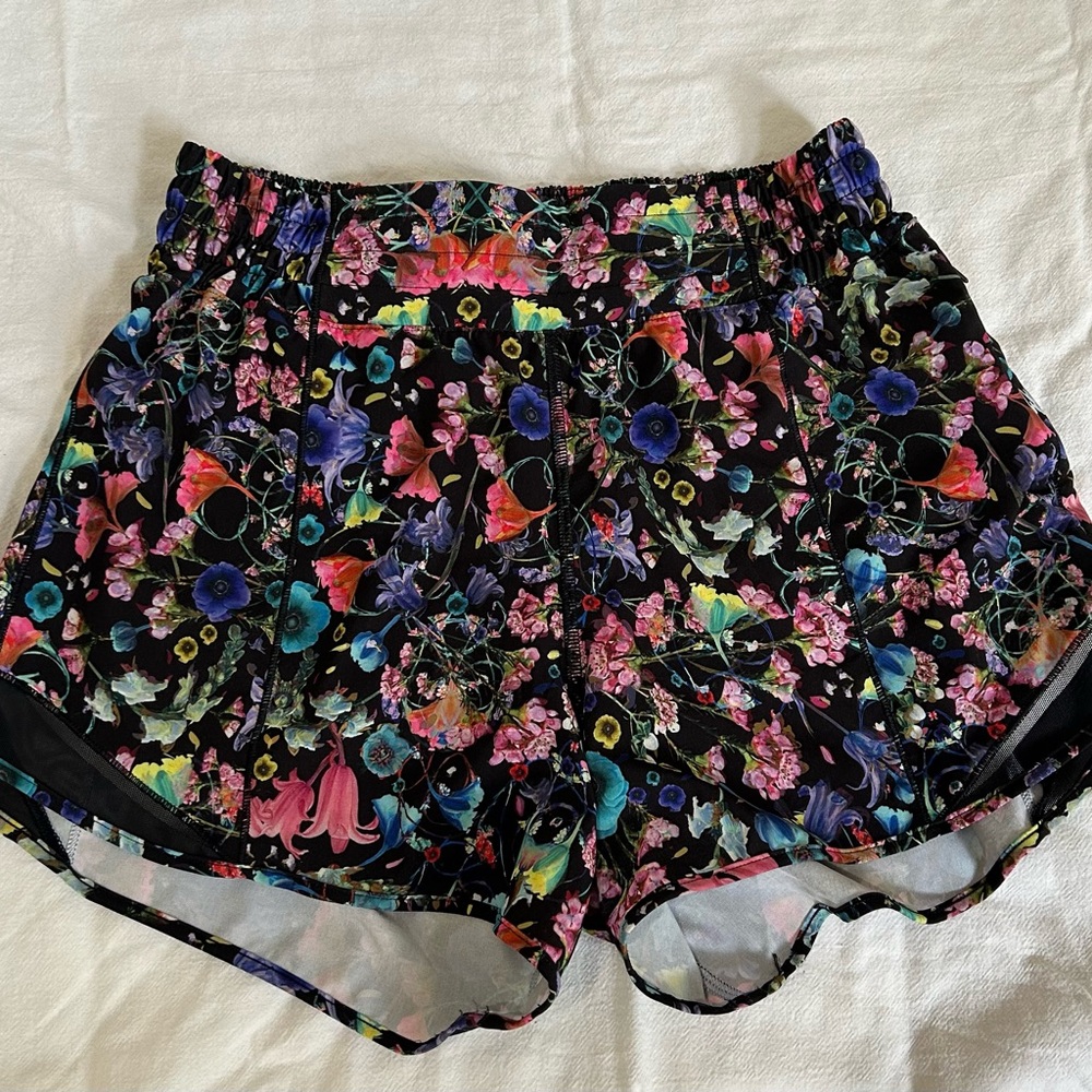 🍋 Lululemon Hotty Hot High-Rise Lined Short 4”